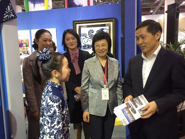 图为教育部副部长钟登华(右一)在实验小学和实验中学的蓝印花布工作坊参观,并听取小学生的介绍。徐艳梅摄_副本.jpg 图为教育部副部长钟登华(右一)在实验小学和实验中学的蓝印花布工作坊参观,并听取小学生的介绍。徐艳梅摄_副本.jpg